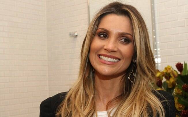 Flávia Alessandra na inauguração da barbearia de Marcos Proença