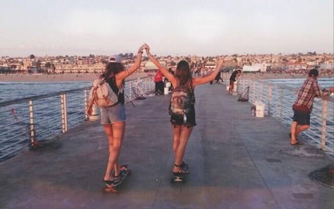 Bruna Marquezine anda de skate com a amiga em Los Angeles