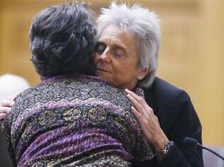 Deputada Joann Ginal (à direita) conforta viúva de homem que morreu de doença grave