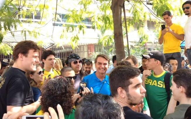 Deputado Bolsonaro é ovacionado por manifestantes em São Paulo. Foto: Maíra Teixeira/iG