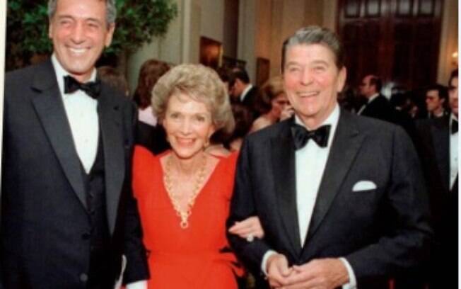 Rock Hudson e o casal Reagan, que se omitiu no momento em que o astro, já doente, precisou de ajuda. Foto: Reprodução