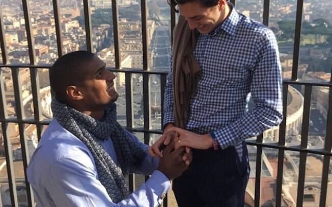 O jogador profissional de futebol-americano Michael Sam pediu a mão do namorado Vito Cammisano em casamento em pleno Vaticano
