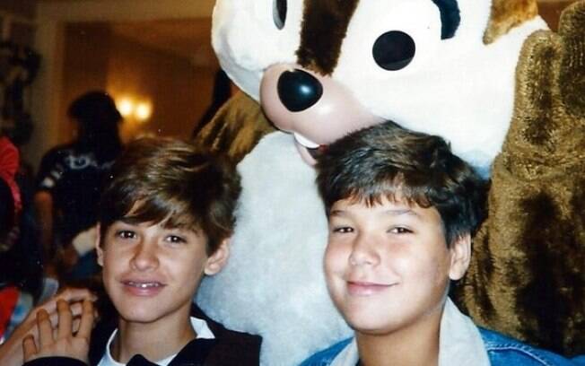 Dado Dolabella (à esquerda) com o irmão, Fernando, em uma viagem à Disney