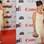 A atriz Ana Cecília Costa passou pelo tapete vermelho do evento com vestido nude repleto de miçangas na barra e região do busto. O sapato amarelo deu vida ao look. Foto: AgNews