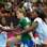 Deonise é agarrada por angolana no jogo do Brasil. Foto: AFP