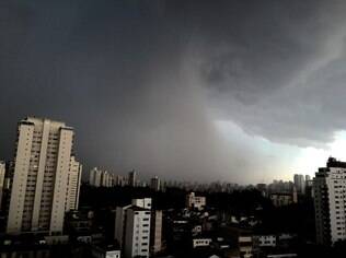 Forte chuva causou prejuízos aos moradores da zona leste da cidade de São Paulo