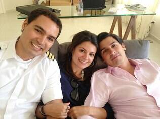 Thomaz Alckmin (à esquerda), ao lado dos irmãos Sophia e Geraldo