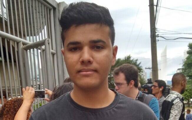8.nov.2014 - Fernando Henrique, 20, deixa local de prova na Barra Funda (em São Paulo) no primeiro dia de exame