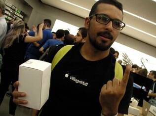 Eugênio Oliveira, 1º da fila, com a caixa com a camiseta de brinde: 'vim só prestigiar'