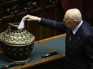 O ex-presidente italiano, Giorgio Napolitano, deposita seu voto durante a sessão de votação para a eleição do novo presidente da Itália, em Roma