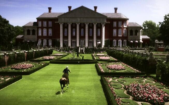 O jardim da mansão dos Buchanan é um dos destaques do filme hollywoodiano