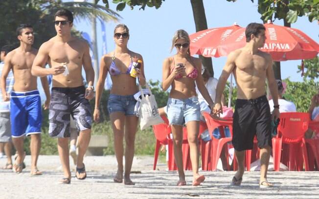 Bia e Branca Feres com os namorados no Rio na tarde deste sábado (02)