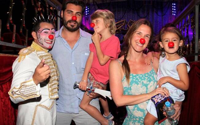 Thiago Lacerda e Vanessa Lóes levam os filhos ao circo