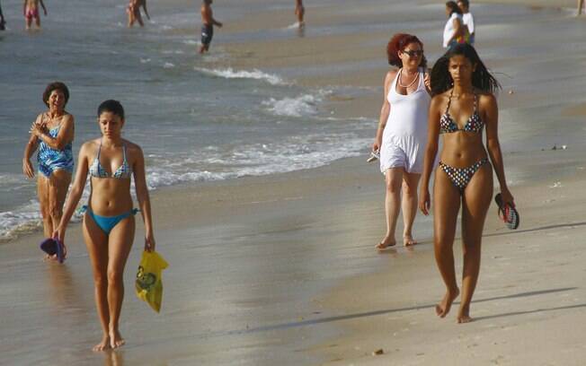 Banhistas se refrescam na praia de Copacabana no Rio de Janeiro (31/12/2013)