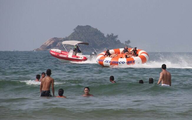 Famílias aproveitam fim de semana de calor na Praia do Guarujá, no litoral de São Paulo (28/12/2013)