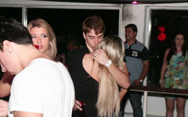 Olin Batista mostrou que a fila andou e beijou uma loira na noite de sexta-feira (15)