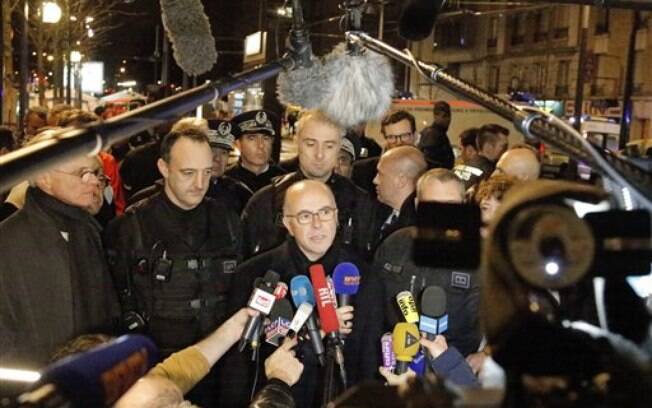 Bernard Cazeneuve conversa com jornalistas após ataques desta sexta, na cidade de Paris