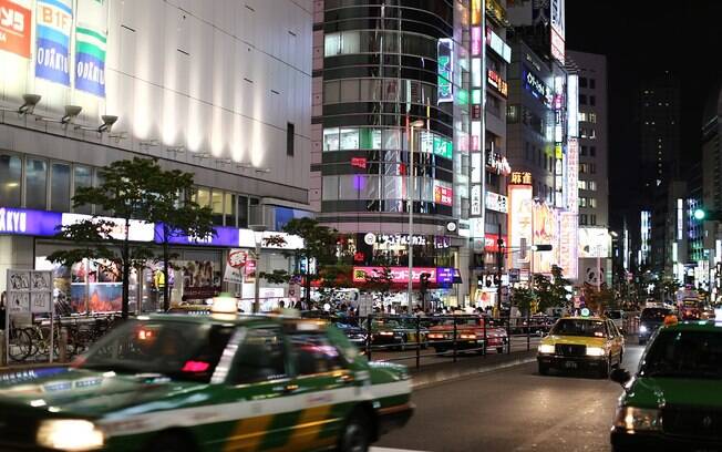 Trabalhadores japoneses chegam a fazer jornadas de mais de 15 horas de trabalho e quatro de transporte