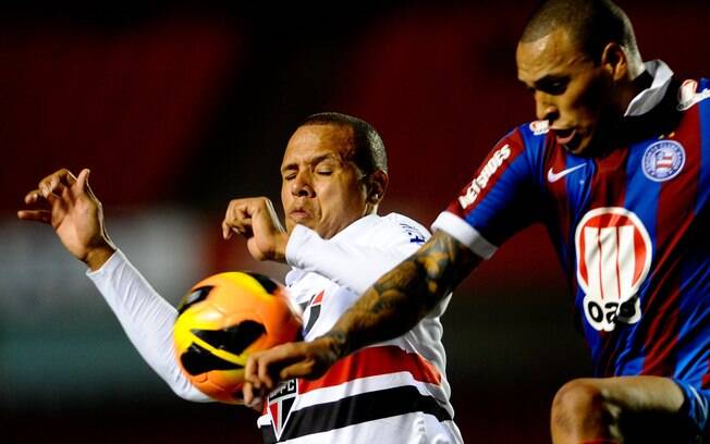 Luis Fabiano disputa lance em jogo contra o Bahia