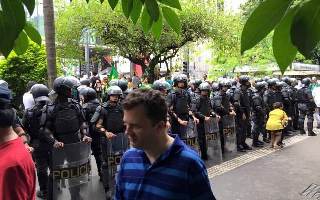 Polícia faz cordão de isolamento durante protestos na Avenida Paulista, em São Paulo. Foto: Ricardo Chiste