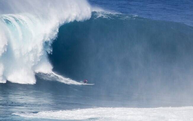 Pedro Calado surfa onda de 15 metros no Havaí