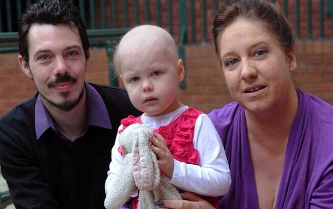 Pippa Woods em fase de quimioterapia, junto com seus pais, Paula e Philip.
