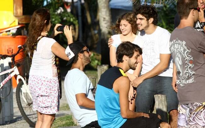 Caio Castro atende pedido de foto de fã, após curtir tarde de sol na praia com os amigos