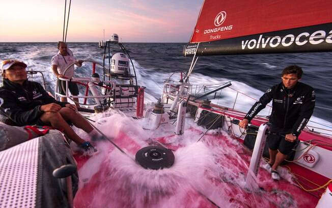 O barco de bandeira chinesa Dongfeng vem se consolidando na liderança da terceira etapa da Volvo Ocean Race