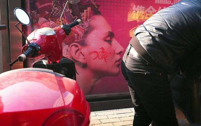 Pintura na parede e motociclista