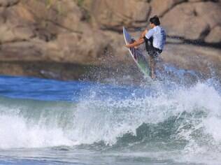 Prática de surfe em Ubatuba