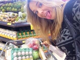 Ticiane Pinheiro mostra que adora fazer supermercado
