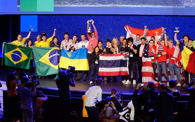 Equipe brasileira (à esquerda) comemora ao lado de outros vencedores da competição