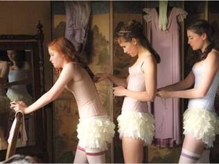 Filme se destaca pela paródia que faz dos costumes e ditames da época