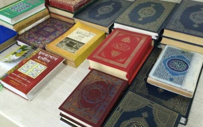 Cópias do Alcorão, livro sagrado dos muçulmanos, ficam disponíveis para número cada vez maior de fiéis na mesquita do Pari
