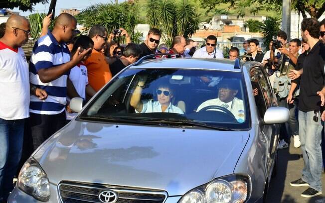 Roberto Carlos chega ao velório do afilhado, Alexandre Pessoal