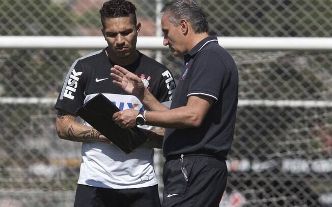 Tite orienta Guerrero em treino do Corinthians