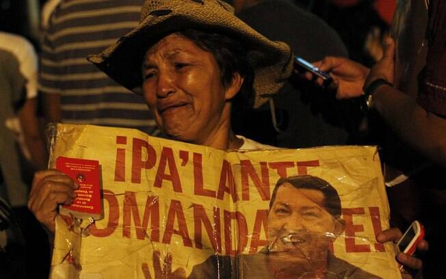 Partidária de Hugo Chávez reage ao anúncio da morte do presidente venezuelano em Caracas (05/03)