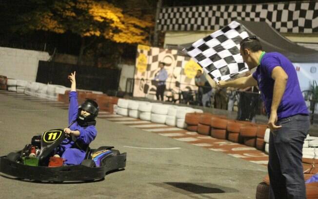 Paula Jabur recebendo a bandeirada no kart Paula Jabur recebendo a bandeirada no kart