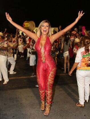 Andressa Urach ensaia com a Leandro de Itaquera