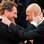 Os atores Anton Adasinskiy e Johannes Zeiler, de "Faust", se cumprimentam no tapete vermelho antes da premiação. Foto: Getty Images