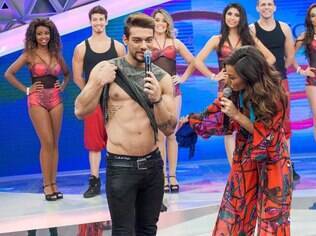 Sabrina Sato interage com fãs na plateia e Lucas Lucco no palco