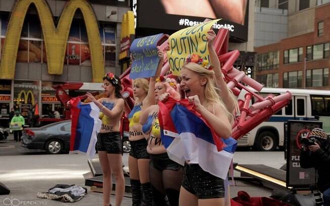 07 de Março - Na praça Times Square, em Nova York, ativistas protestaram contra as ações da Rússia na Ucrânia. Foto: Femen/Divulgação