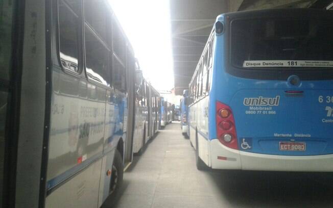 Ônibus parados em manifestação no Terminal Jabaquara (zona sul de São Paulo)