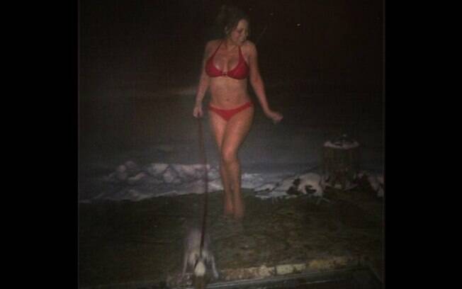Mariah Carey posa de biquíni na neve