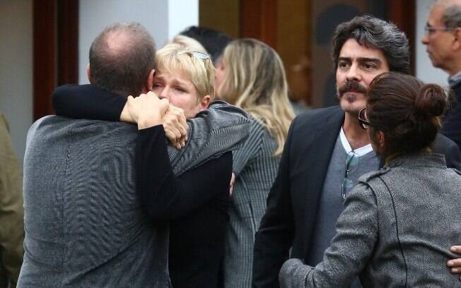 Xuxa Meneghel e família no velório de Cirano Rojabaglia, no domingo (13)