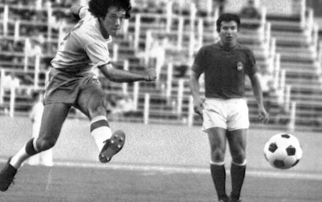 O volante brasileiro Batista disputa bola com Juanito, da Espanha, em vitória por 2 a 1