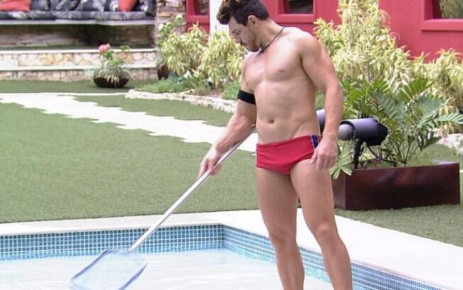 Cézar limpa piscina e fala sozinho no 'BBB 15'