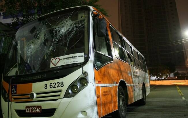Ônibus depredado em São Paulo. Motorista fugiu após atropelamento por medo de ser linchado