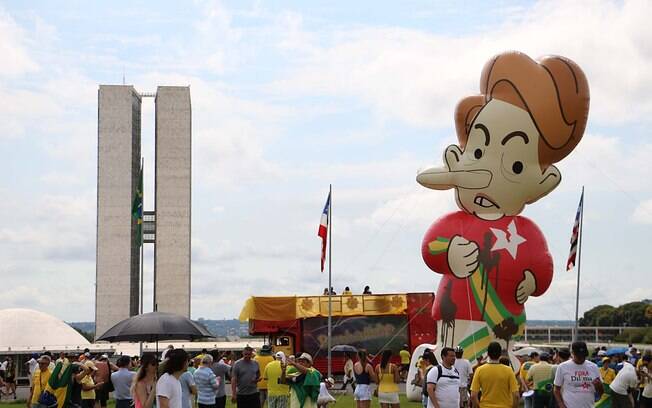 Manifestantes de Brasília inflaram boneco gigante da presidente Dilma Rousseff. Foto: Charles Sholl/Futura Press - 13.12.15