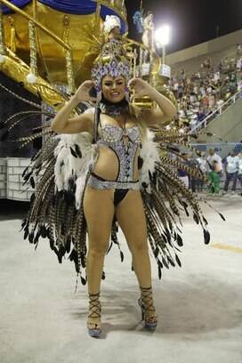 A ex-BBB Natália Cassarola brilha na Acadêmicos da Rocinha. Foto: AgNews